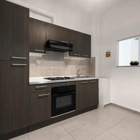 F & B Collection - Flat For 6 Apartment